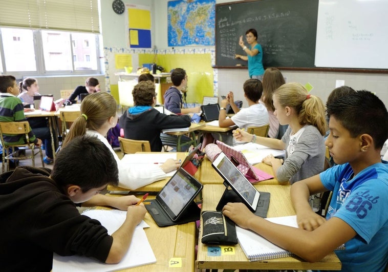 Asturias regulará el uso de dispositivos electrónicos en las aulas para evitar la «sobreexposición»